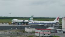 Die Air China Cargo parkt zwischen den beiden Jade Cargo.