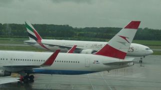 AUA - Boeing B767-3Z9ER mit Winglets - OE-LAX - "Salzburger Festspiele" und Emirates - Boeing B777-36NER - A6-EBE